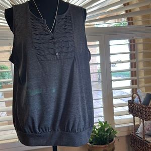 GREEN COLOR ON BLOUSE is a light reflection..Sleeveless summer top. Size XL